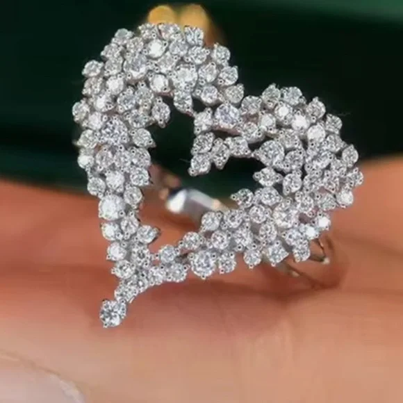 18k 1.5ct Heart Ring - Picture 1 of 12